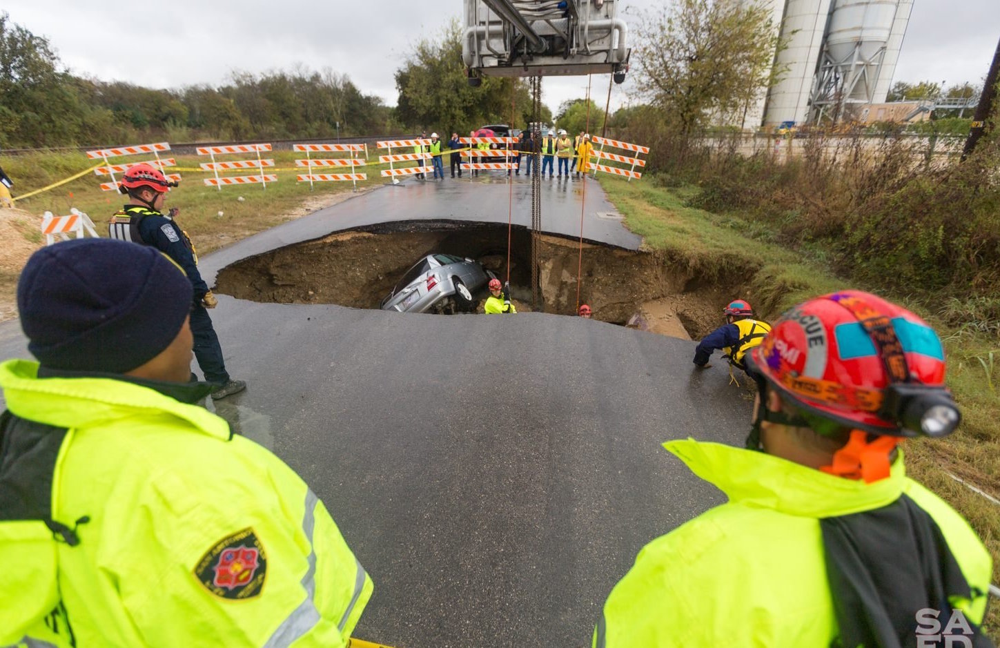 A Policewomen Dies After Crashing in a Sinkhole